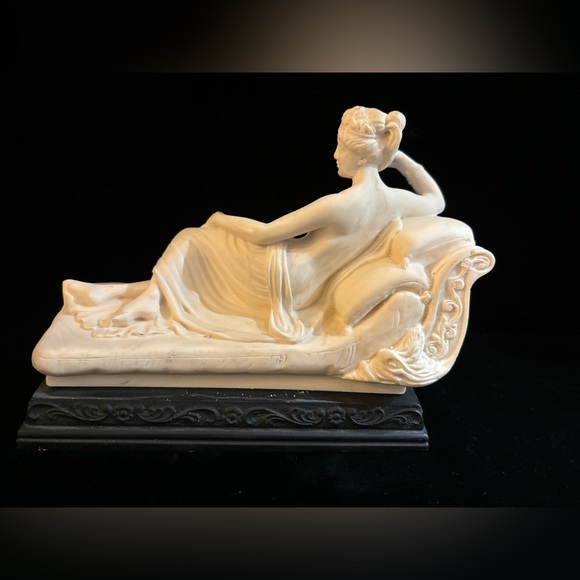 Alabaster Paolina Bonaparte Figurine in Repose - Picture 5 of 9